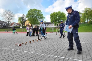 Policjant sprawdza prawidłowość pokonywania przeszkód