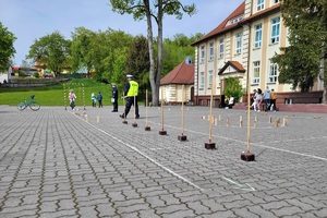 Widok n ułożony dla dzieci tor przeszkód