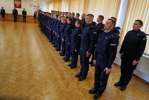 Policjanci stoją na baczność w szeregu