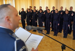 Mundurowi stoją na baczność składając rotę ślubowania