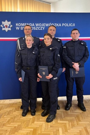 Nowo przyjęci policjanci w szeregi świeckiej Policji wraz z Zastępcą Komendanta Powiatowego Policji w Świeciu