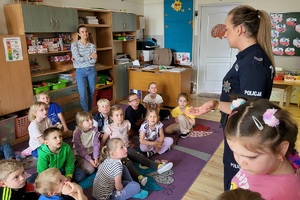 Policjantka żegna się z dziećmi po zakończonym spotkaniu