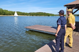 Funkcjonariusze z mostku obserwują zachowanie płynących łódką osób