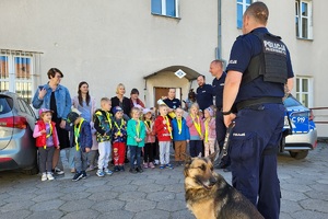 Policyjny przewodnika psa rozmawia z dziećmi