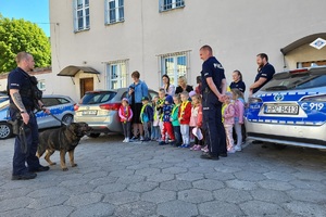 Dzieci obserwują pokaz posłuszeństwa psa służbowego