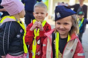 Dziewczynka ma na głowie policyjną furażerkę