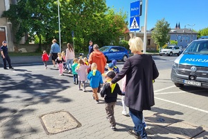 Policjanci uczą dzieci przechodzić przez jezdnię