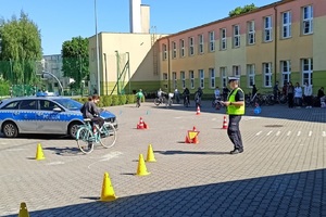 Policjant sprawdza błędy popełniane przez rowerzystę