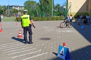 Policjant przeprowadza praktyczny egzamin na kartę rowerową