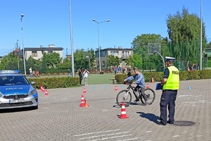 Plac przed szkołą, na którym odbywa się egzamin jazdy na rowerze