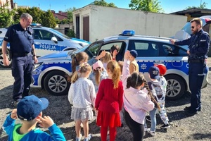 Policjanci pokazują dzieciom radiowóz