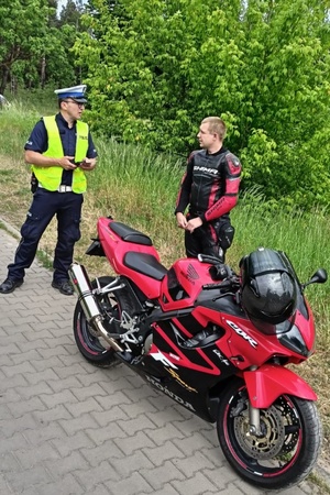 Policjant zatrzymał do kontroli drogowej motocyklistę