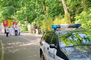 Funkcjonariusz zabezpiecza prawidłowy przebieg procesji