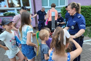Policjantka rozmawia z grupą dzieci