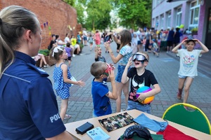 Dzieci cieszą się podczas zabawy alkogoglami