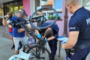 Policjant zaczyna znakowanie roweru