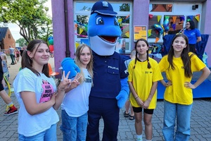 Uczestniczki festyny przytulają Polfina, pozują do zdjęcia