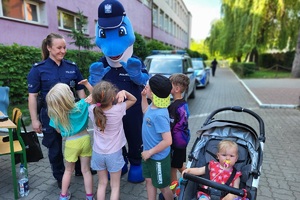 Policjantka i Polfin bawią się z najmłodszymi