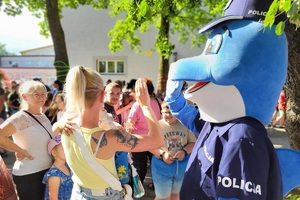 Polfin przebuja piątkę kobiecie z dzieckiem na ręku