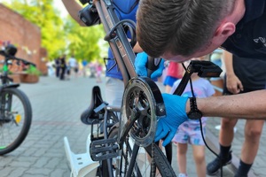 Policjant nanosi numery znakowania na ramę roweru