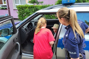 Policjantka pokazuje radiowóz dzieciom