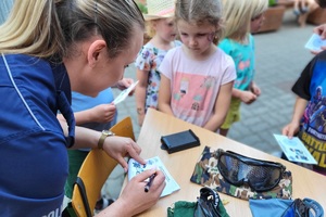 Policjantka wykonuje dzieciom pamiątkowe odciski palców