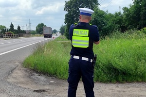 Policjant mierzy prędkość pojazdów