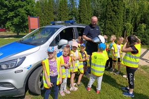 Policjant pokazuje codzienne wyposażenie do służby