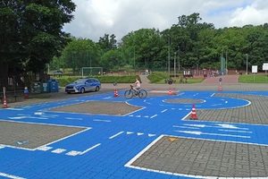 Miasteczko ruchu drogowego do nauki jazdy rowerem namalowane na placu szkolnym