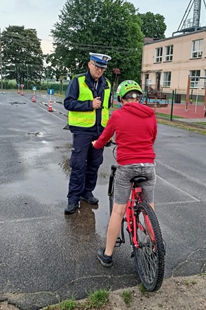 Policjant rozmawia z rowerzystą