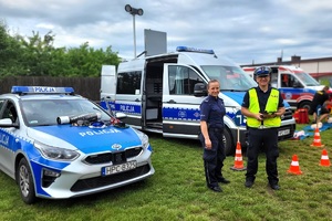 Policjantka z policjantem uśmiechają się do zdjęcia