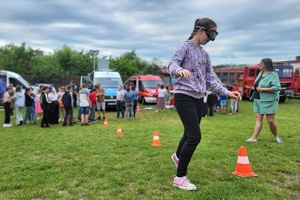 Dziewczynka pokonuje slalom w alkogoglach