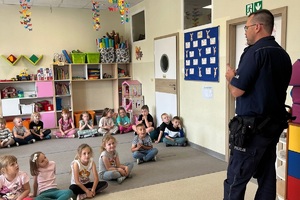 Policjant rozmawia z przedszkolakami