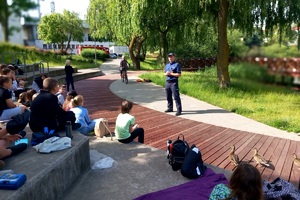 Młodzież  słucha wykładu policjanta