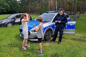Policjantka rozmawia z dziećmi