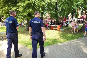 Policjanci idą w kierunku organizatorów pikniku