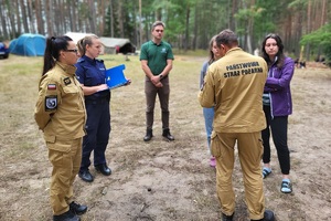 Mundurowi rozpoczynają kontrolę obozowiska