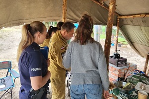 Funkcjonariusze sprawdzają zaplecze sanitarne obozowiska