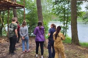 Mundurowe sprawdzają konstrukcję wysokiej budowli harcerzy