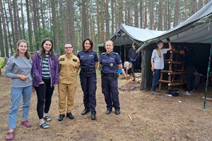 Policjantki i komendantki obozu pozują o wspólnego zdjęcia