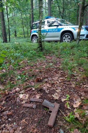 Patrol policyjny zabezpieczający znalezioną broń