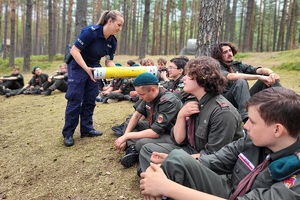 Policjantka pokazuje działanie odblasków za pomocą magicznej tuby