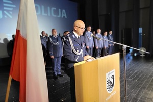 Komendant Powiatowy Policji w Świeciu przemawia do zgromadzonych gości