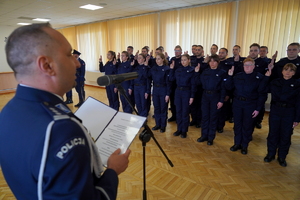 Komendant Wojewódzki Policji w Bydgoszczy przemawia do ślubujących policjantów