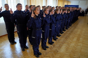 Policjanci stoją w szeregu, podnoszę prawą rękę na znak ślubowania