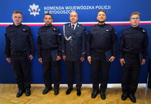 Komendant Powiatowy Policji w Świeciu z czterema nowo przyjętymi policjantami