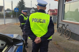 Policjanci kontrolujący rowerzystę