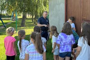 Dzieci słuchają rad policjanta