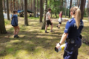 Policjantka obserwuje bawiące się dzieci