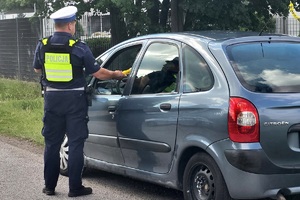 Policjant sprawdza trzeźwość kierowcy osobówki